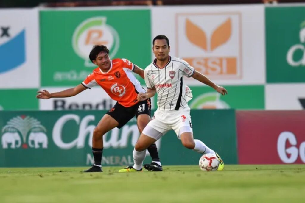Prachuap FC vùi dập Muangthong United 5-0 trong thế hơn người.