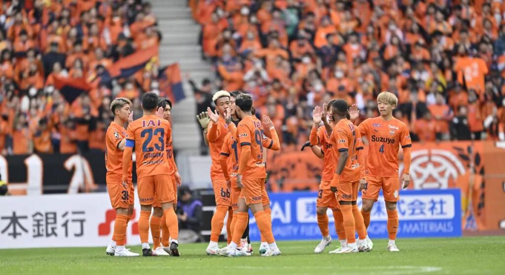 Shimizu S-Pulse ăn mừng chiến thắng đậm 3-0 trước Shonan Bellmare.