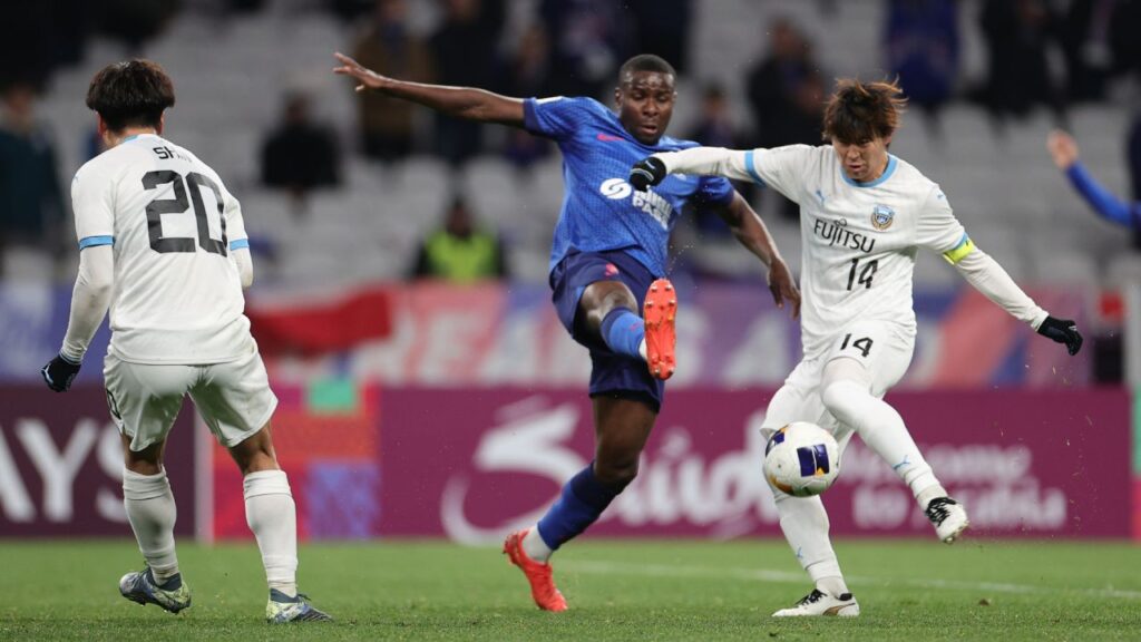 vThân Hoa Thượng Hải có chiến thắng tối thiểu trước Kawasaki Frontale nhờ tình huống đá phản lưới nhà, Lượt đi vòng 1/8 AFC Champions League