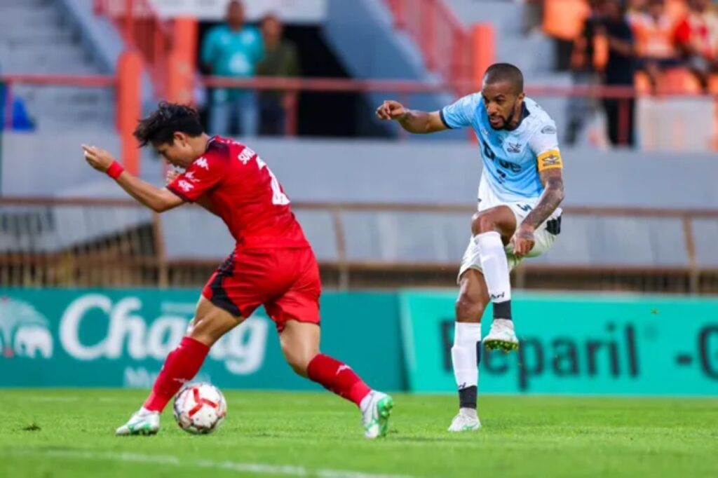 True Bangkok United trình diễn ấn tượng, đánh bại Sukhothai FC với tỷ số 3-1 ngay trên sân khách.