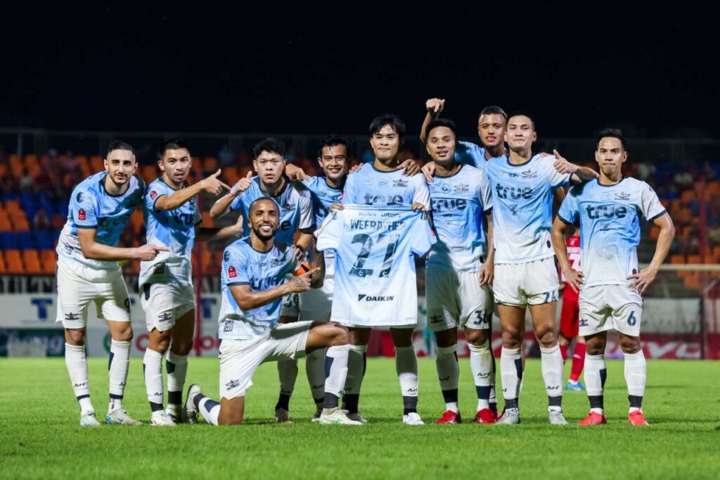 True Bangkok United - đối thủ cạnh tranh trực tiếp với đội bóng dẫn dầu Buriram.
