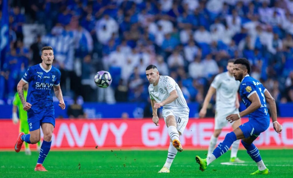 Chia điểm với Al Shabab, Al Hilal gặp khó trong việc bảo vệ ngôi vương.