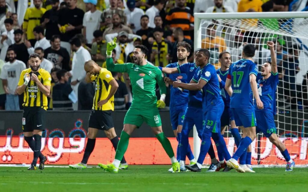 Al Fateh có trận đấu không tưởng, đánh bại Al Ittihad với tỉ số 2-0.