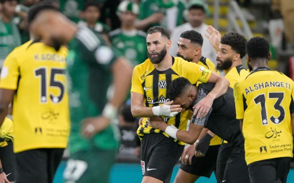 Benzema gỡ lại 1 điểm cho Al Ittihad trong trận đại chiến với Al Ahli.