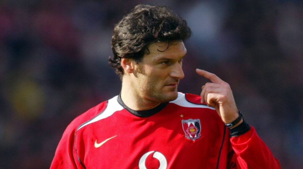 Alpay Ozalan không thể thích nghi được với lối chơi của Urawa Reds, ông là 1 trong 11 cầu thủ thuộc Đội hình tệ nhất J-League