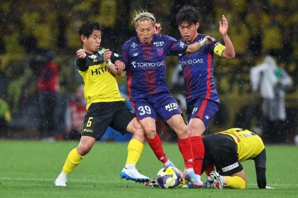 FC Tokyo và Kashiwa Reysol chia điểm trong trận cầu kịch tính.