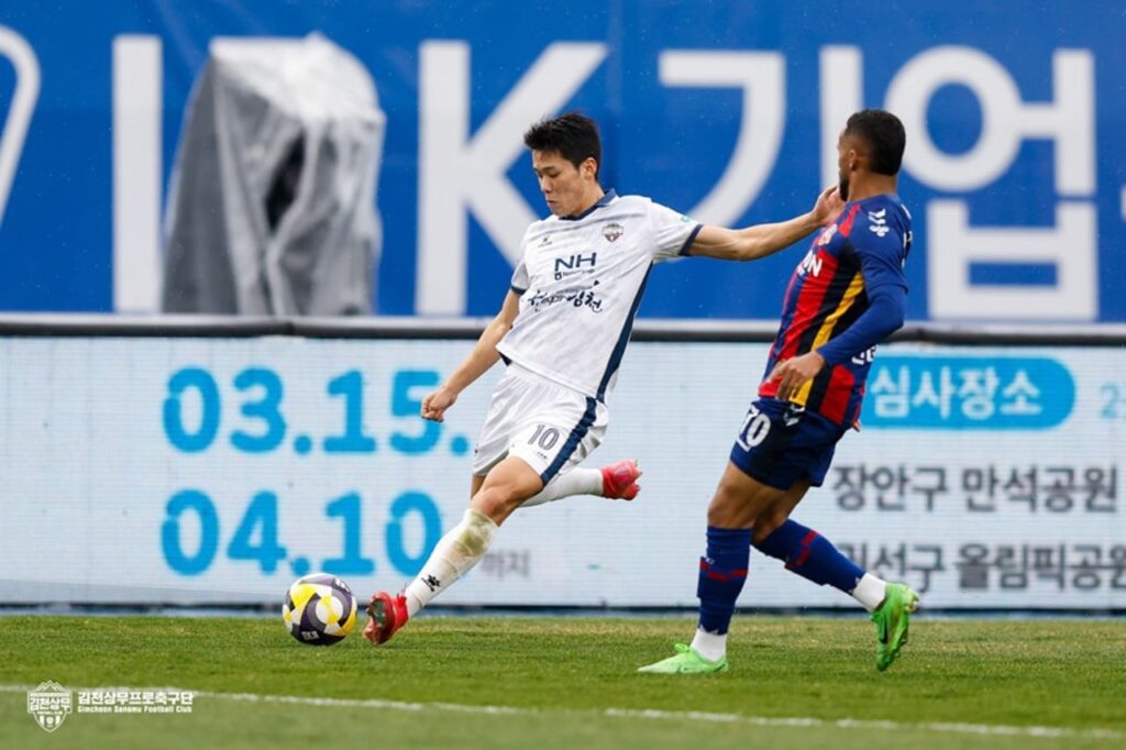 Gimcheon Sangmu (áo trắng) để mất điểm ở những phút bù giờ cuối cùng.