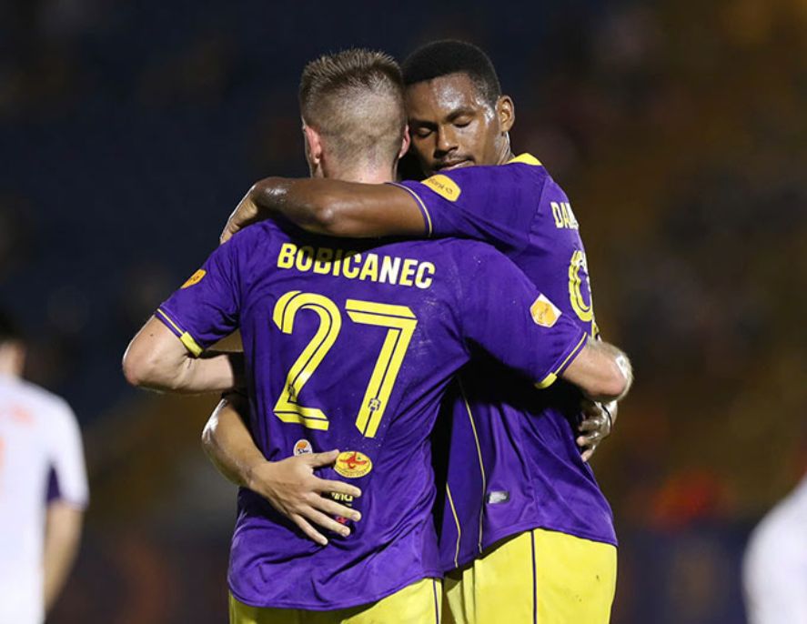 Thắng 3-0, Hà Nội tiếp tục cuộc đua song mã với Nam Định tới chức vô địch.