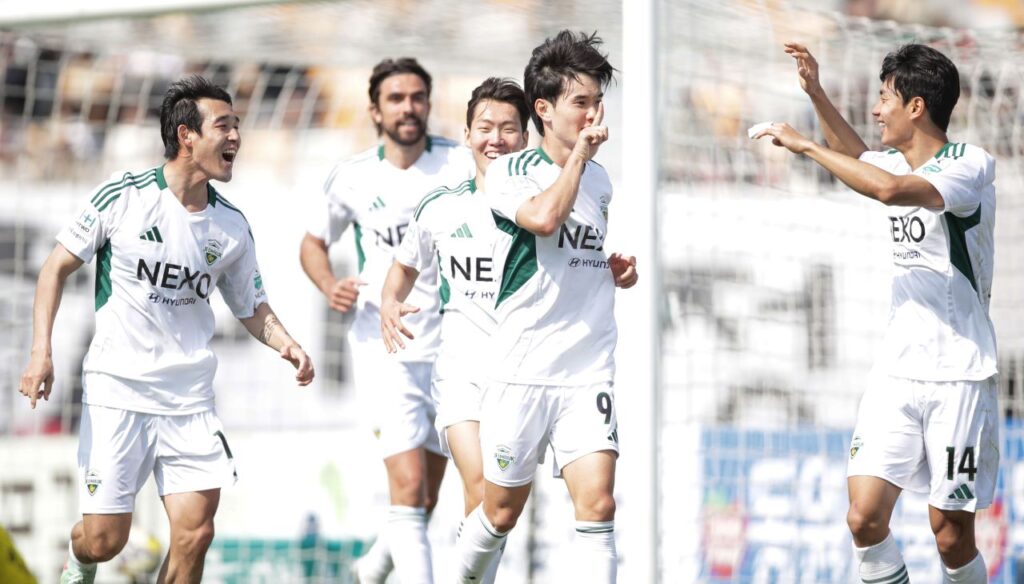 Jeonbuk áp sát top 1 với 18 điểm.
