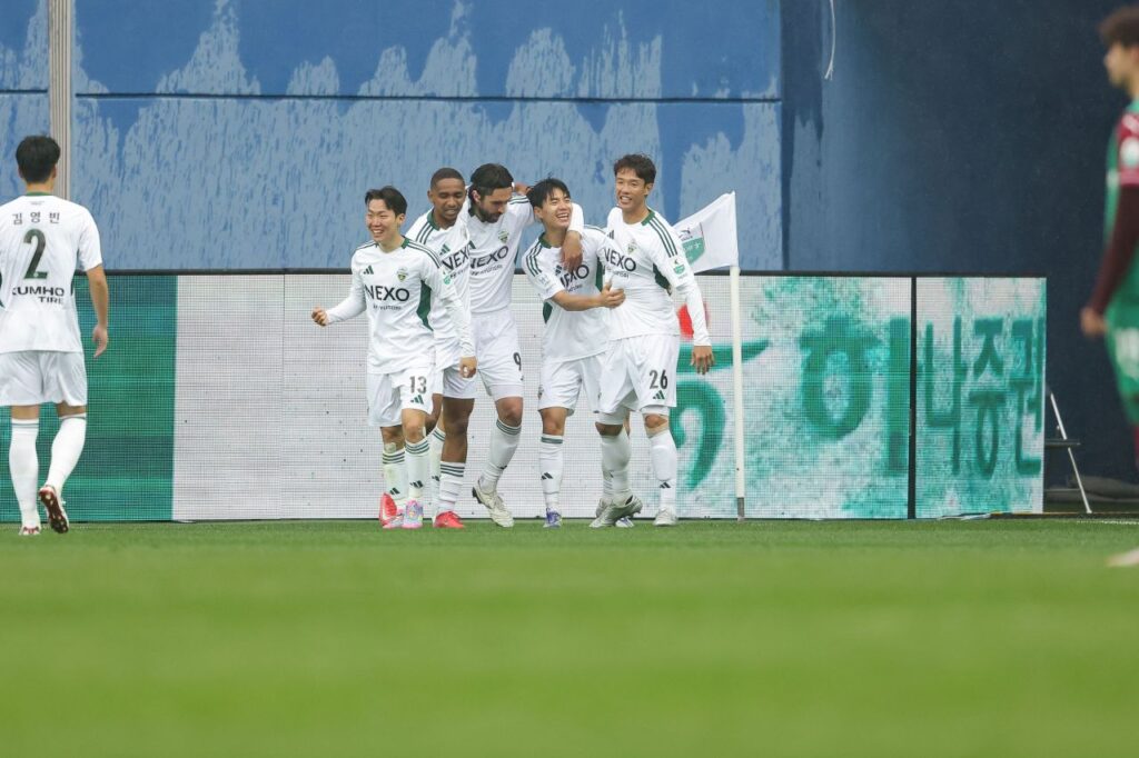 Jeonbuk có thắng lợi ấn tượng trước Daejeon ở vòng 7.