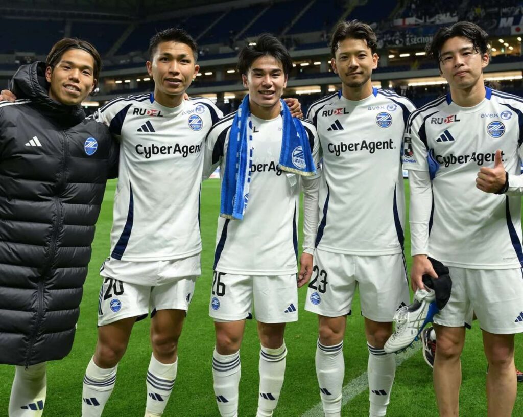 Các cầu thủ Machida Zelvia ăn mừng thắng lợi trước Gamba Osaka