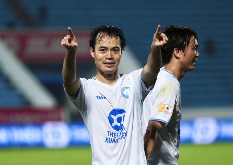 Văn Toàn lập cú đúp giúp Nam Định xây chắc ngôi đầu.