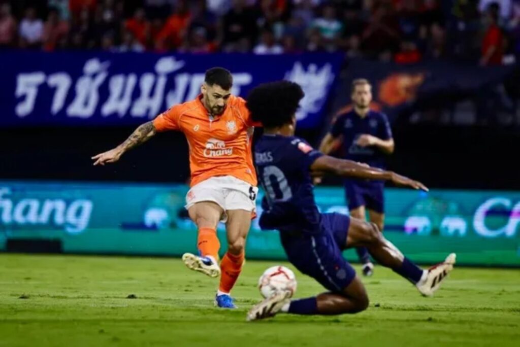 Buriram United chưa thể ăn mừng chức vô địch khi để thua Ratchaburi FC 2-3.