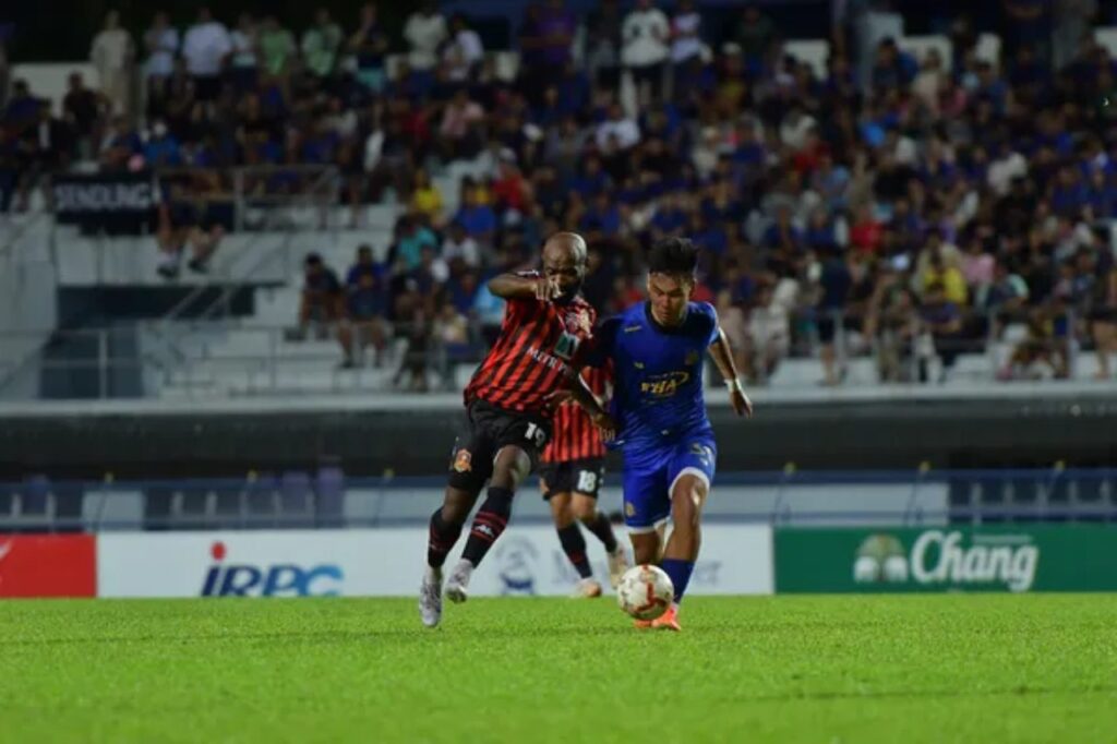 Rayong FC thi đấu bùng nổ, hủy diệt Khon Kaen United 4-0 và chính thức trụ hạng Thai League 2024/25.