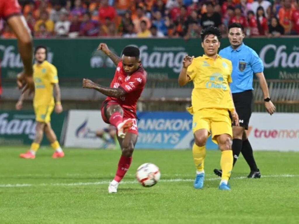 Rayong FC đánh bại Nakhon Pathom United, tạm thời rời khỏi nhóm cầm đèn đỏ.
