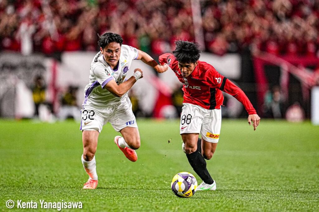 Urawa Red Diamonds (áo đỏ) có chiến thắng thứ 4 liên tiếp, lần đầu tiên ở mùa giải năm nay.