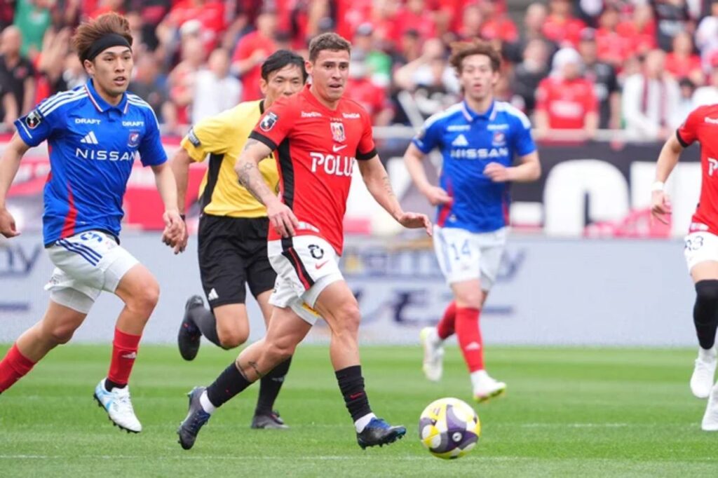 Yokohama F.Marinos (áo xanh) tiếp tục thua, rơi xuống đáy BXH.