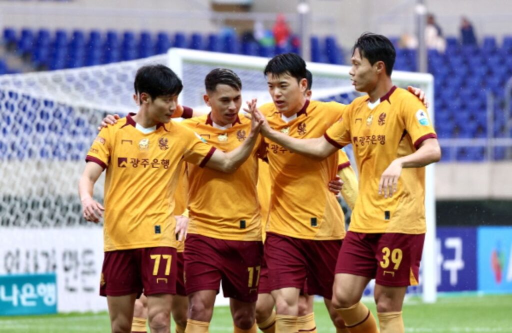 Gwangju có thắng lợi tối thiểu trước Gimcheon để rút ngắn cách biệt với chính đối thủ.