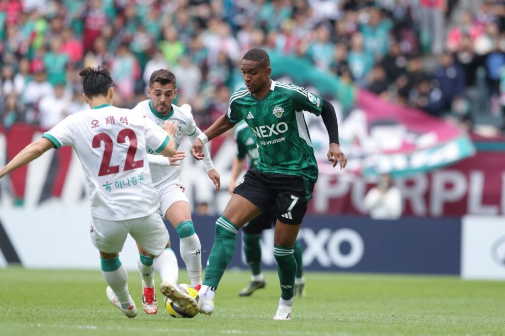 Jeonbuk bỏ lỡ cơ hội rút ngắn cách biệt với chính Daejeon sau khi để cho đối thủ gỡ hoà ở phút bù giờ.