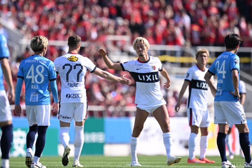 Thắng 3 sao, Kashima Antlers leo lên vị trí đầu bảng.