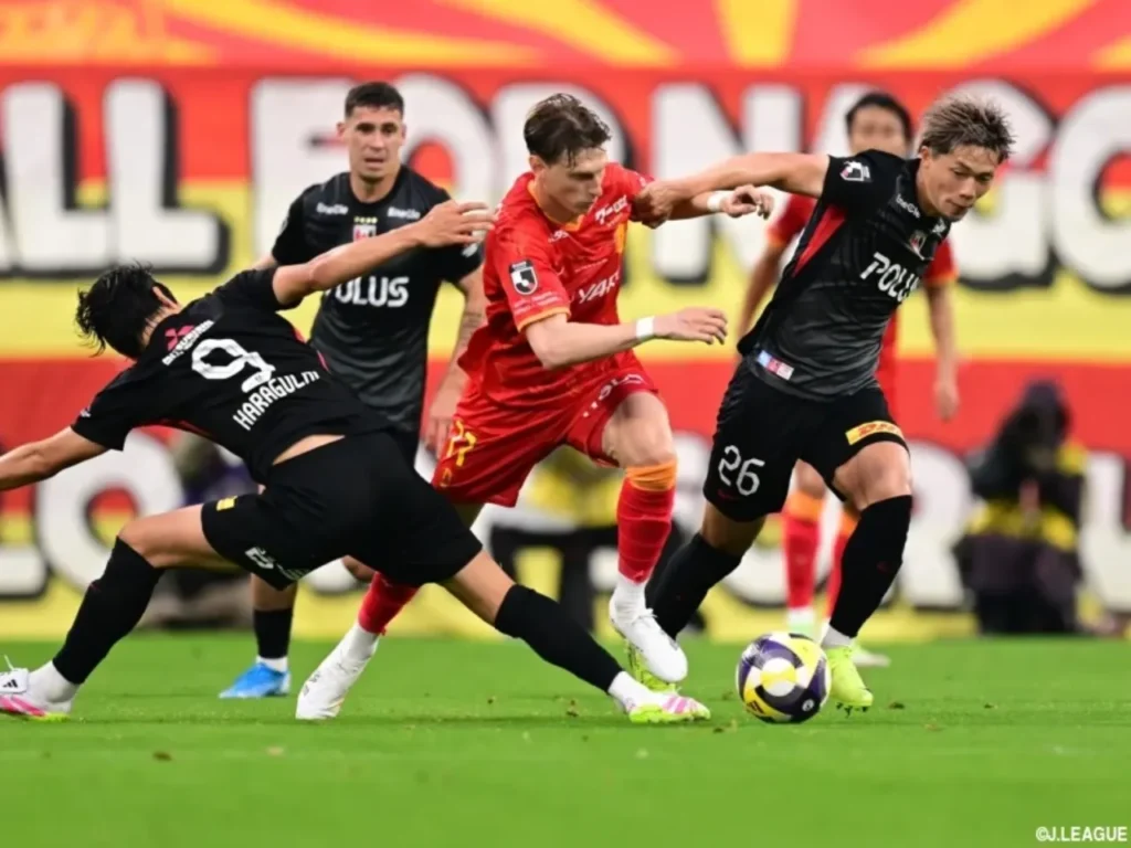 Naogya Grampus (áo đỏ) có màn lội ngược dòng ấn tượng trước Urawa Red Diamonds.
