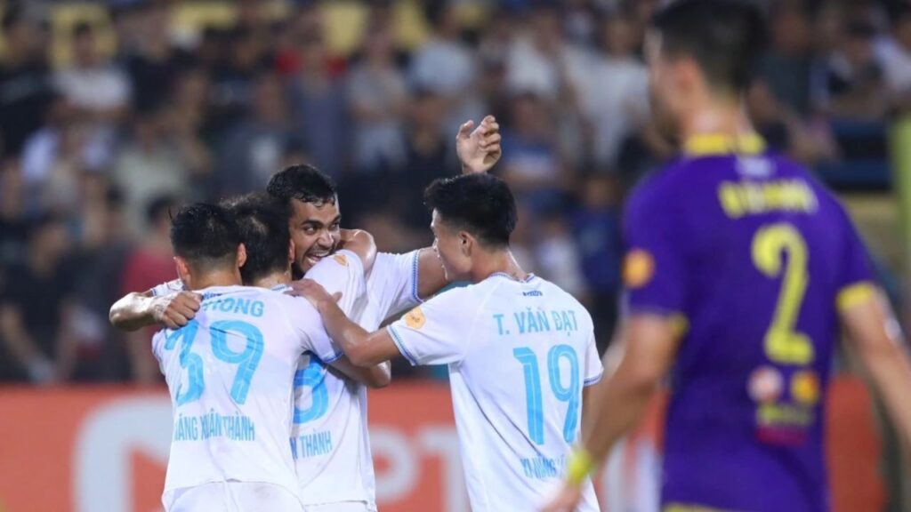 Đánh bại đối thủ bám đuổi Hà Nội 3-0, Nam Định tràn trề cơ hội vô địch