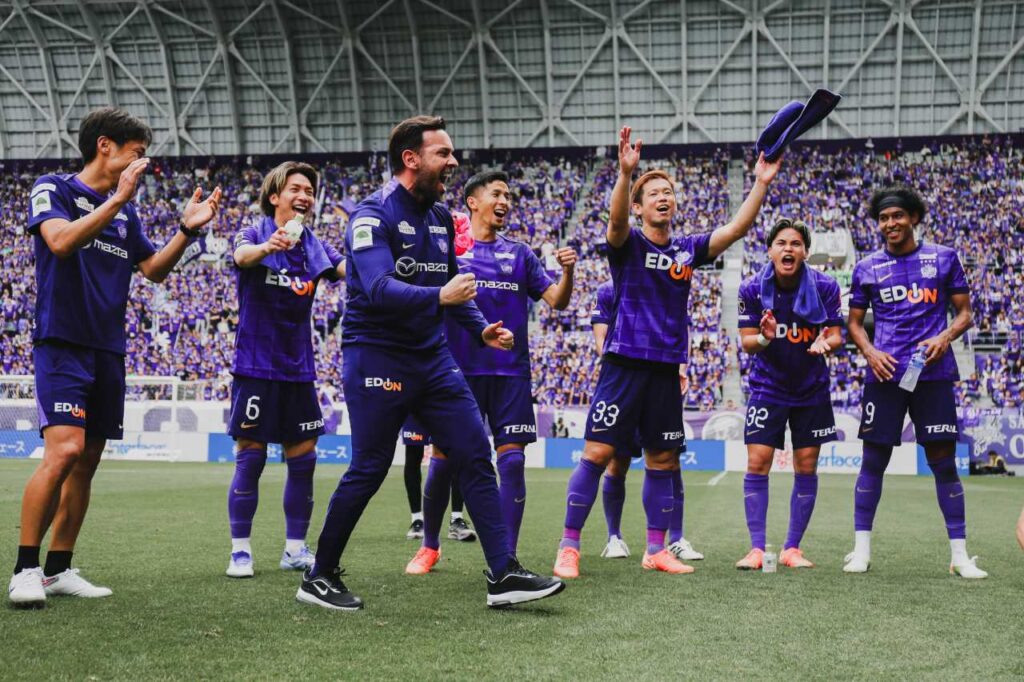 Sanfrecce Hiroshima là tập thể thi đấu ổn định nhất J-League những năm gần đây.