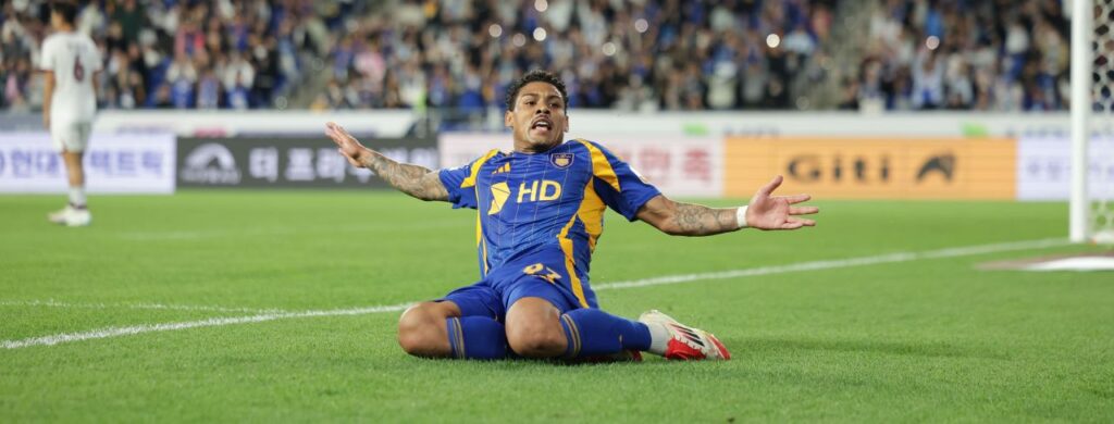 Erick Farias là cầu thủ nhổi bật nhất của Ulsan HD trên hàng công.