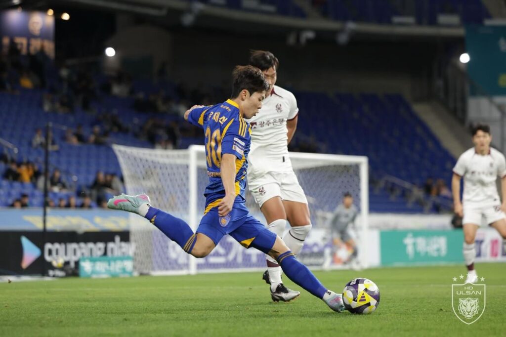 Ulsan HD có thắng lợi thuyết phục trước Gwangju FC.