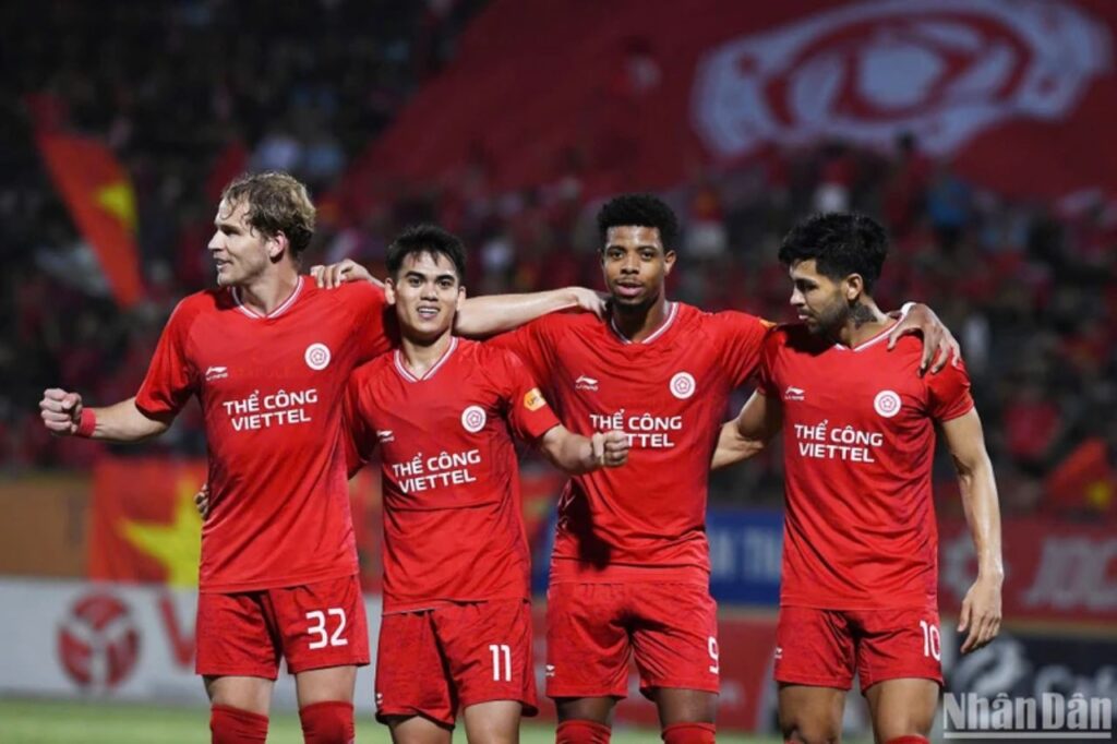 Cac cầu thủ Viettel có được thắng lợi đậm đà ở vòng 21 V-League 2024/25.