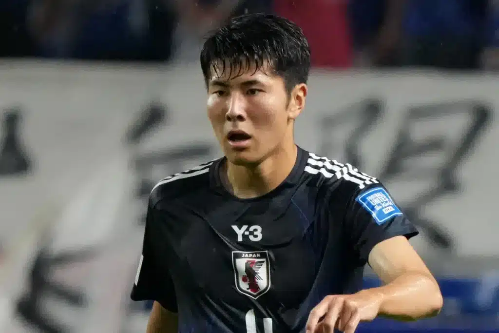 Junnosuke Suzuki thi đấu ấn tượng ở hàng thủ Nhật Bản.