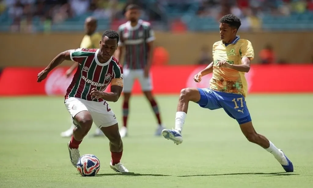Hoà Mamelodi Sundowns (áo vàng), Fluminense xuất sắc có mặt ở vòng loại trực tiếp.