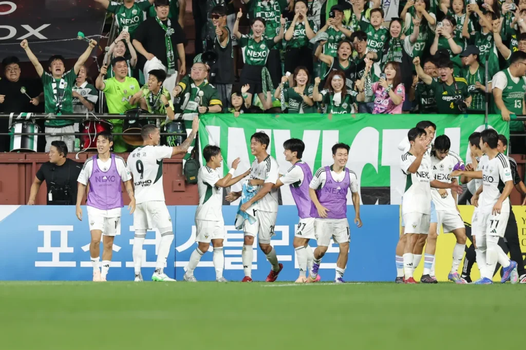 Đánh bại Pohang, Jeonbuk đã bỏ xa đội xếp thứ hai tới 10 điểm sau vòng 22 K-League 2025.