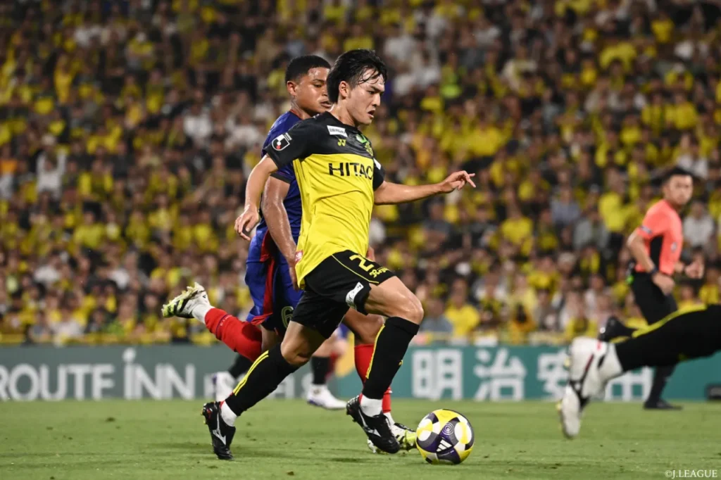 Kashiwa Reysol vươn lên chiếm lấy vị trí dẫn đầu sau chiến thắng trước FC Tokyo.