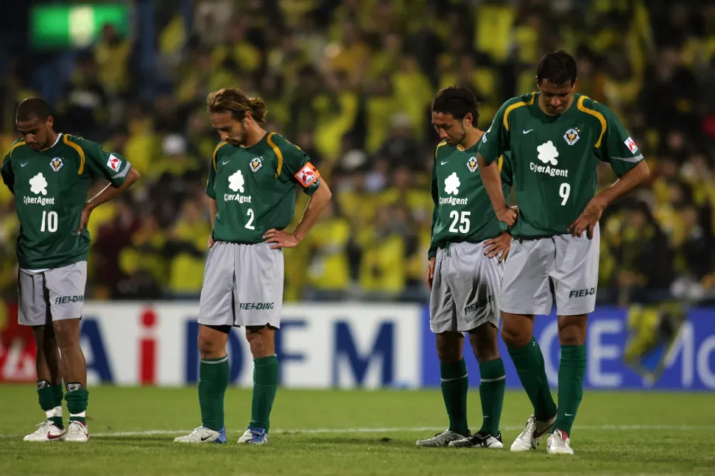 Tokyo Verdy xuống hạng lần đầu vào năm 2005 với hàng thủ tệ hại.