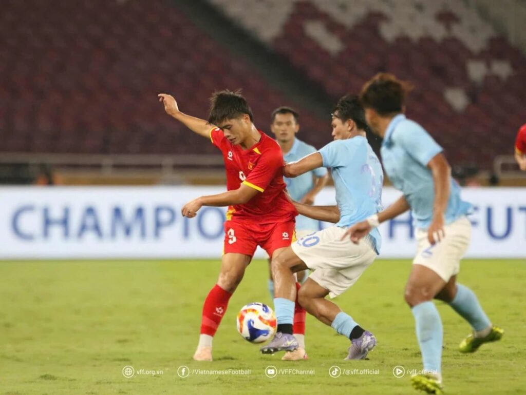 U23 Việt Nam đánh bại 2-1 U23 Campuchia, tiến vào vòng bán kết.