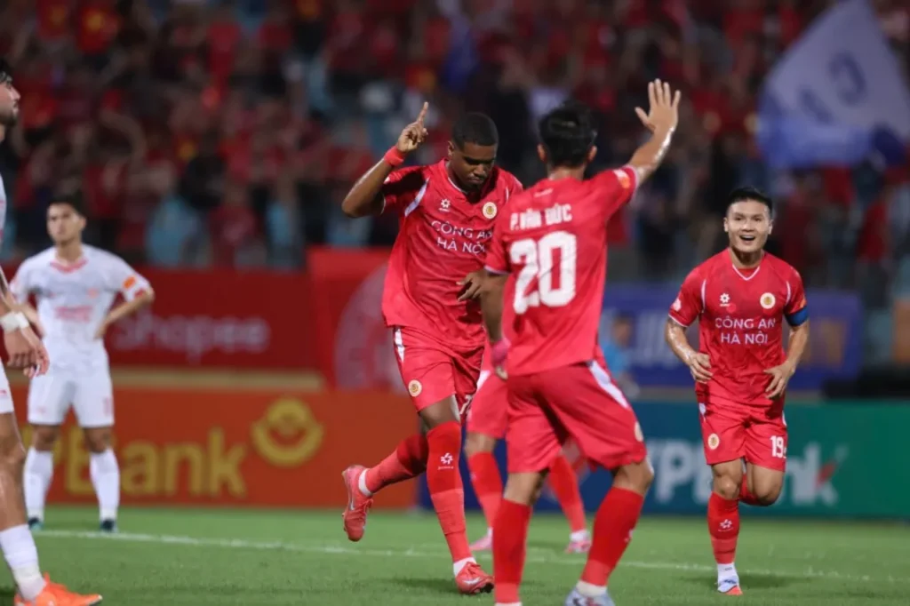CAHN chia điểm với Thể Công Viettel ở trận ra quân.