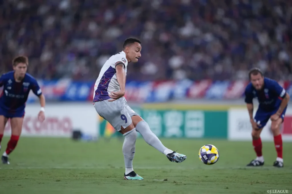 Rafael Elias toả sáng rực rỡ trong chiến thắng của Kyoto Sanga.