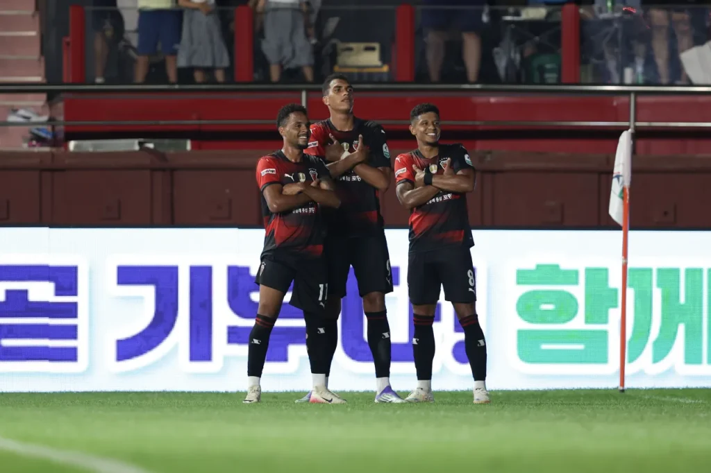 Pohang Steelers xuất sắc chấm dứt chuỗi trận toàn thắng của Jeonbuk.