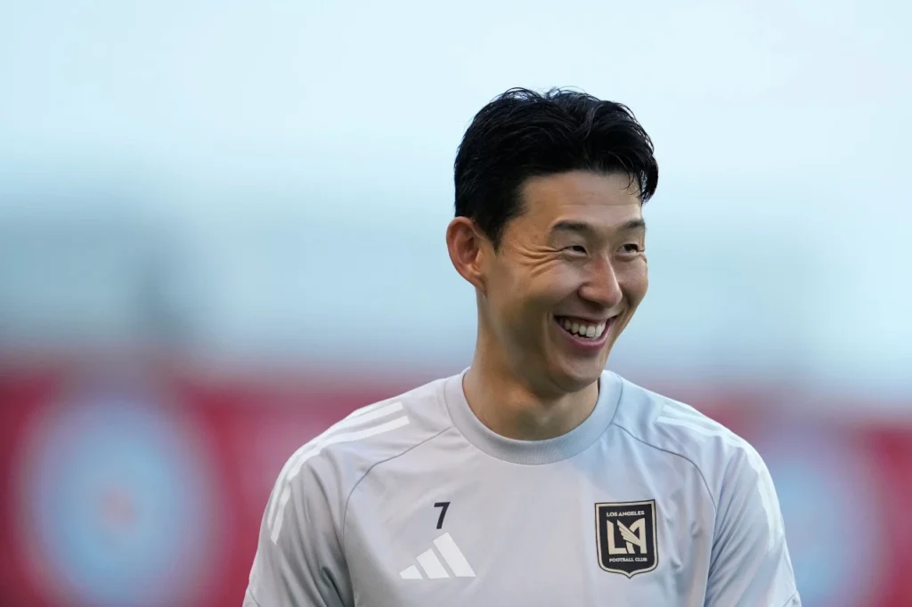 Son Heung-min chỉ còn cách kì lục cầu thủ ra sân nhiều nhất cho đội tuyển Hàn Quốc một trận đấu nữa.