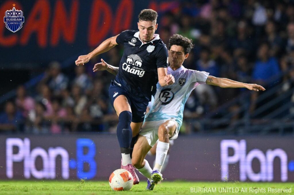 Buriram United đánh bại PT Prachuap FC với tỷ số 2-0.