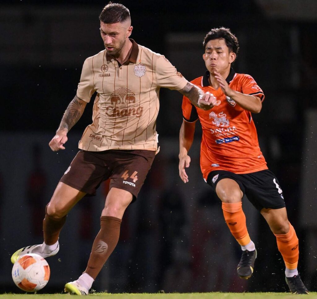 Buriram United chiến thắng sít sao 2-1 trước Chiangrai United.