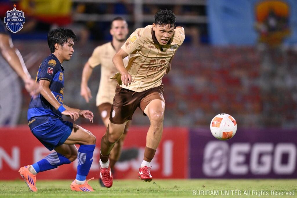 Buriram United vùi dập Ayutthaya United 4-1, tiếp tục chuỗi toàn thắng.
