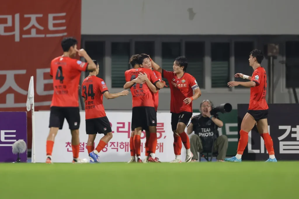 Gangwon chặn đứng mạch thắng của Pohang Steelers, giành trọn 3 điểm ở vòng 28 K-League 2025.