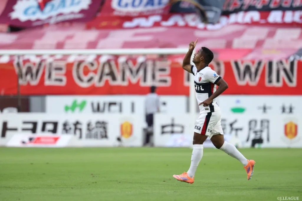 Kashima Antlers củng cố ngôi đầu bảng bằng chiến thắng 4 sao trước Nagoya Grampus ở vòng 32.