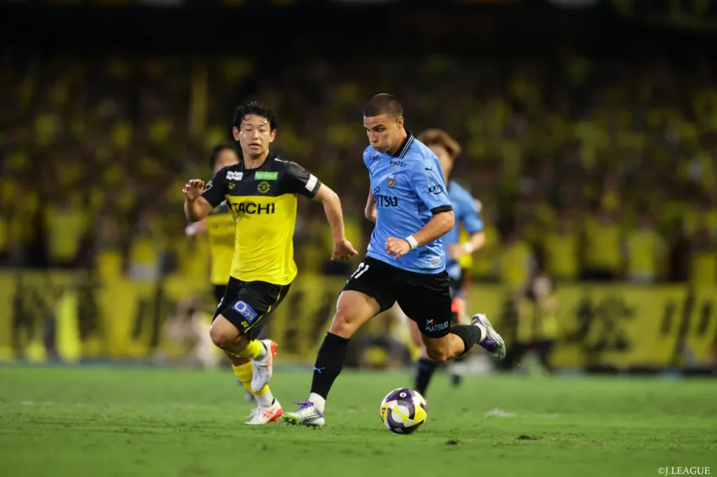 Kashiwa Reysol và Kawasaki Frontale chia điểm trong 1 trận cầu có đến 8 bàn thắng.