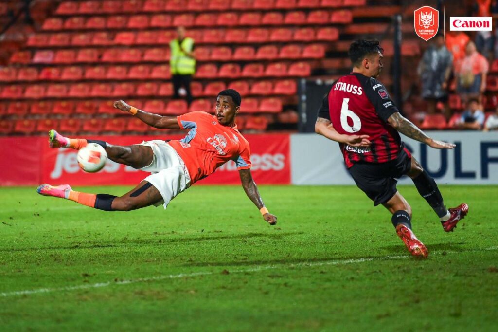 Ratchaburi FC hủy diệt Muangthong United 3-1 ngay trên sân khách.