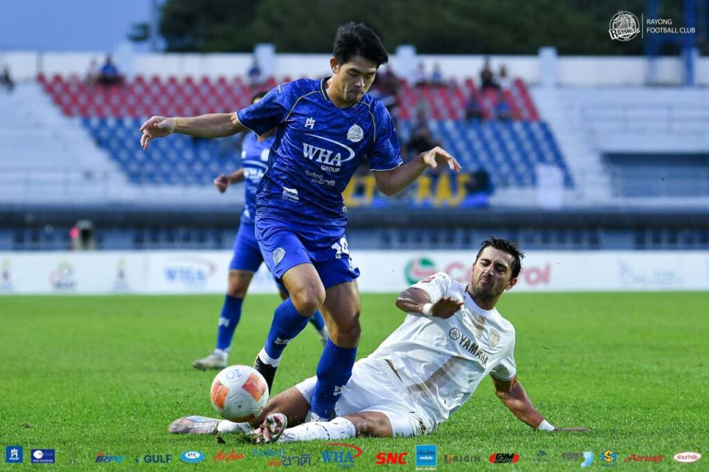 Rayong FC bất ngờ đánh bại đối thủ mạnh Muangthong United với tỷ số 2-0.