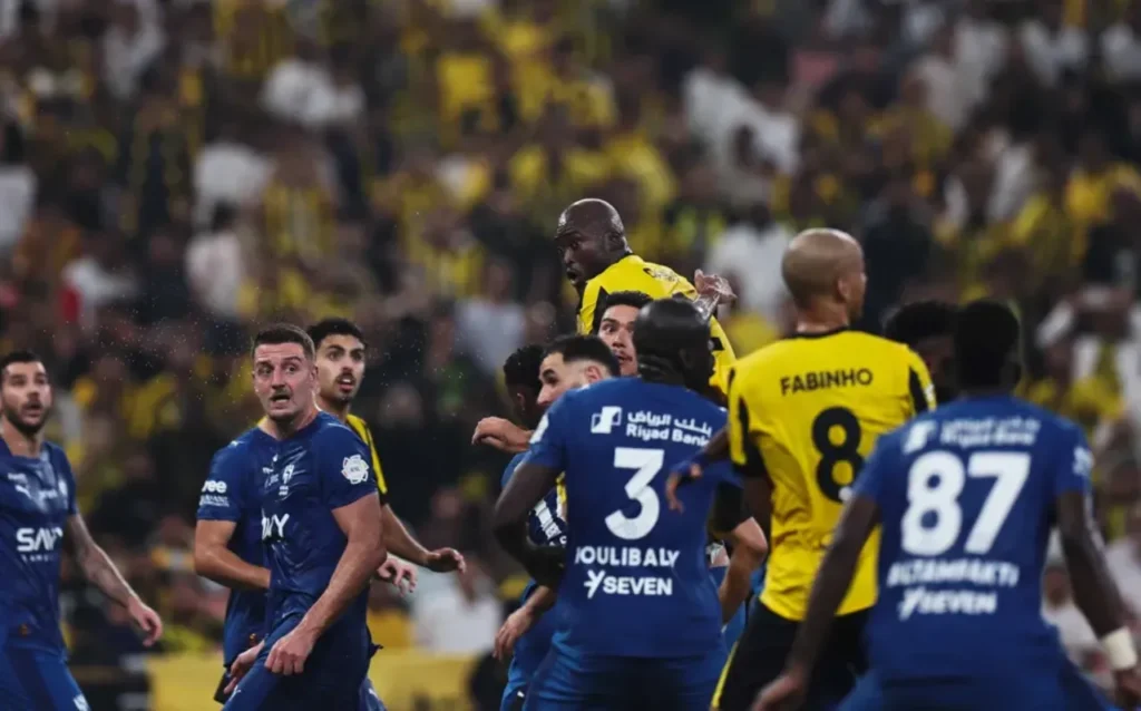 Al Hilal (áo xanh) có được chiến thắng quan trọng trước Al Ittihad.