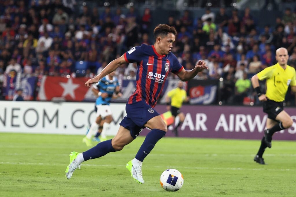 Tiền đạo trẻ tuổi tài năng Arif Aiman Hanapi, người Malaysia đầu tiên được đề cử cho danh hiệu Cầu thủ xuất sắc nhất châu Á.